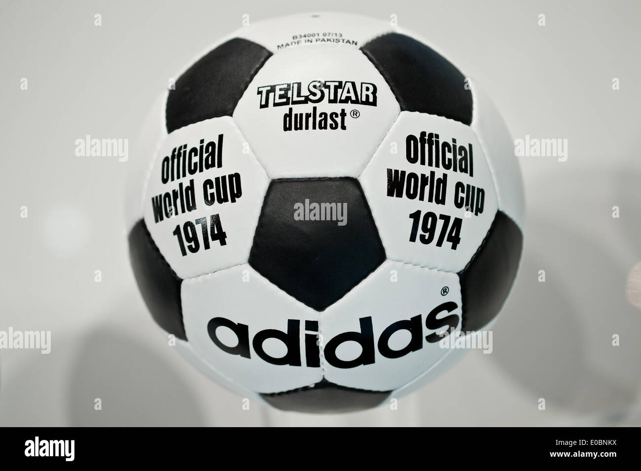 Fuerth, Germania. 08 Maggio, 2014. Il 'Telstar Durlast' Pallone da calcio  che era la palla ufficiale del 1974 campionati del mondo di calcio in  Germania è raffigurato durante la riunione generale di