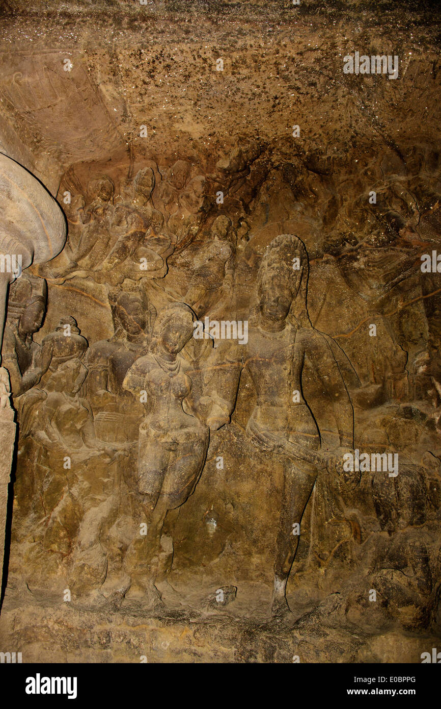 Isola Elephanta,Incisioni Rupestri,Templi, santuari,molto distrutto dal portoghese,Bambini Gite scolastiche,Bombay,Mumbai,l'India Foto Stock