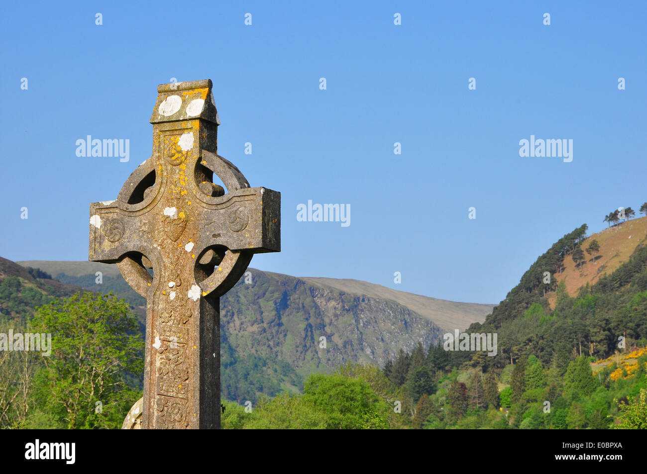 Celtic Cross contro il cielo blu e verde valle Foto Stock