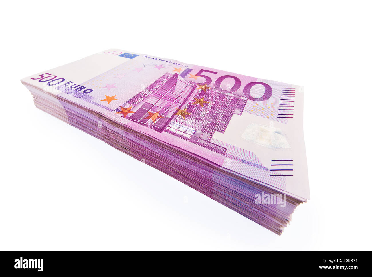 Un sacco di 500 euromoney banconote giace su una pila. Esenti su sfondo bianco, Viele 500 Eurogeld Banknoten liegen auf einem sta Foto Stock
