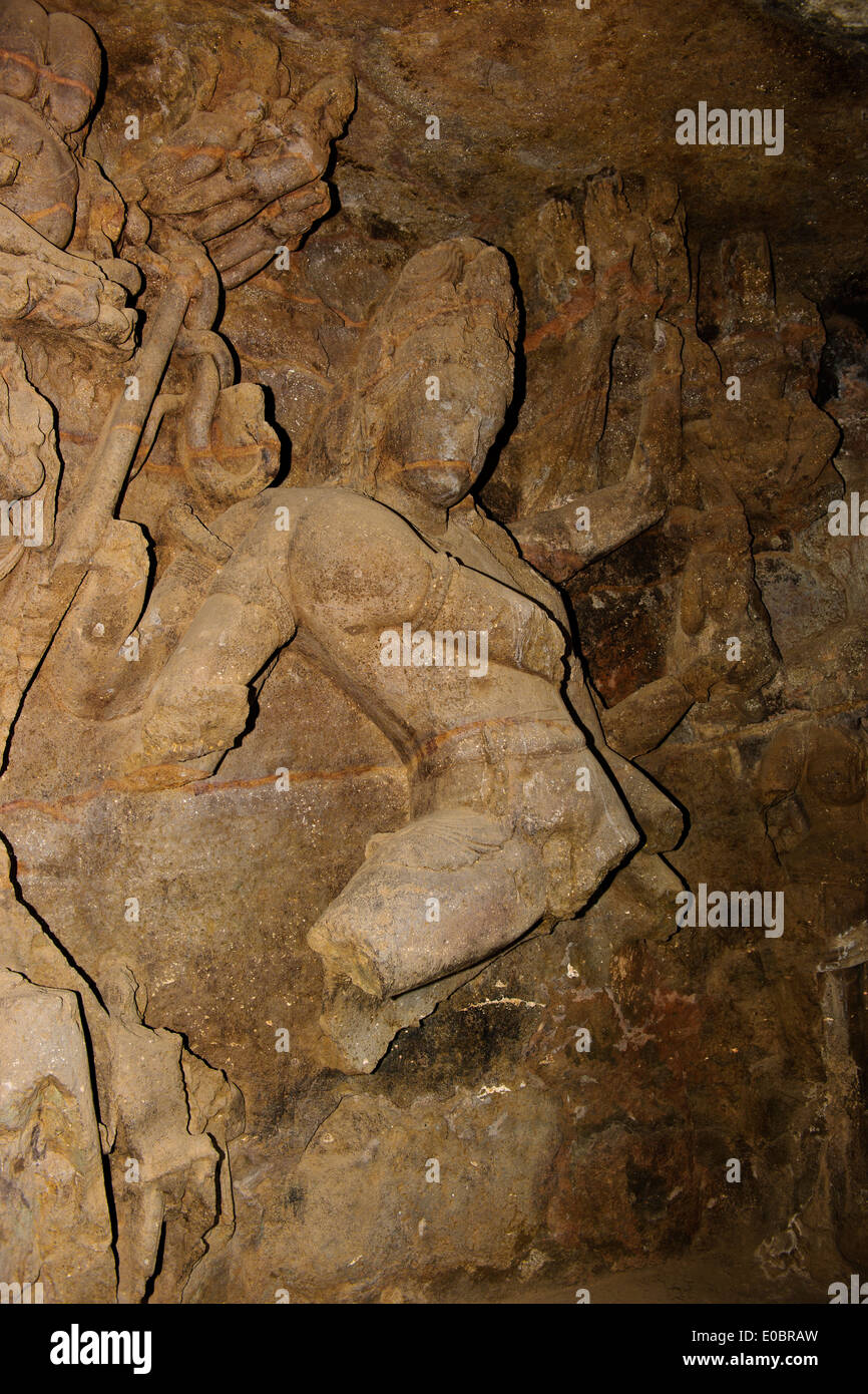 Isola Elephanta,Incisioni Rupestri,Templi, santuari,molto distrutto dal portoghese,Bambini Gite scolastiche,Bombay,Mumbai,l'India Foto Stock