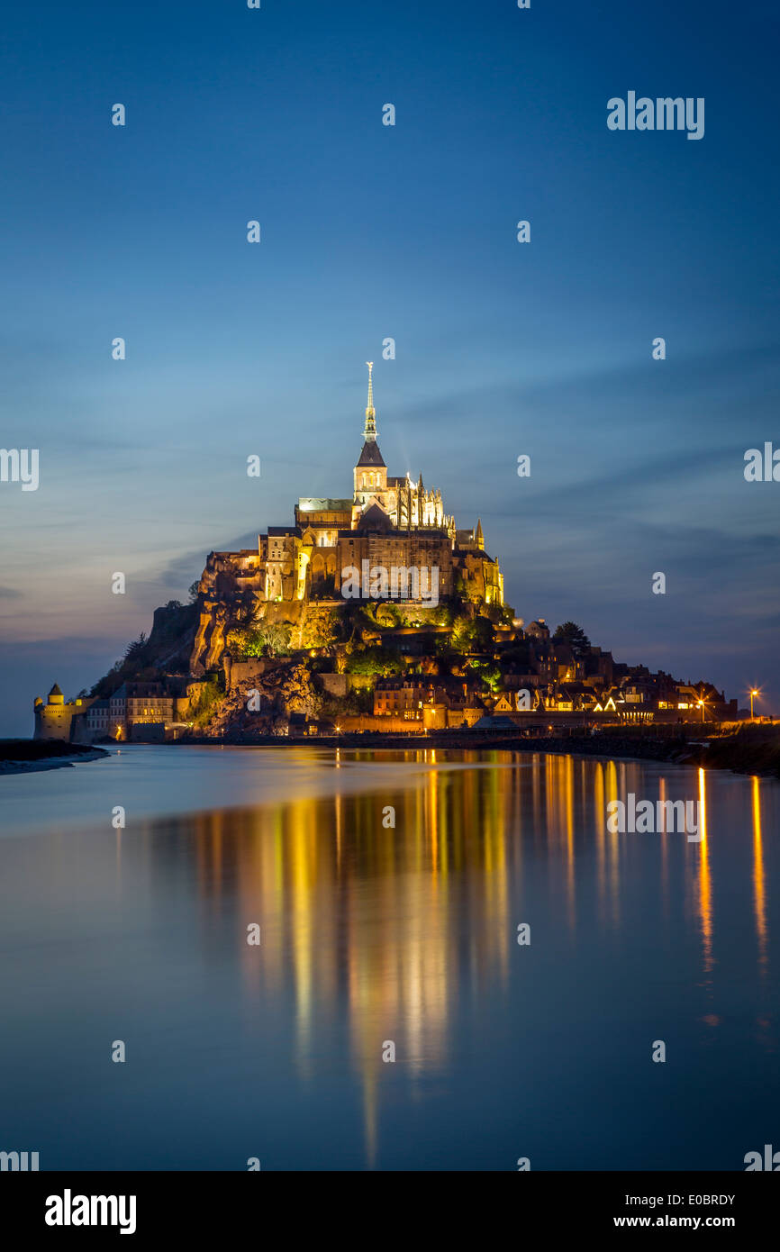 Twilight oltre Le Mont Saint Michel, Normandia Francia Foto Stock