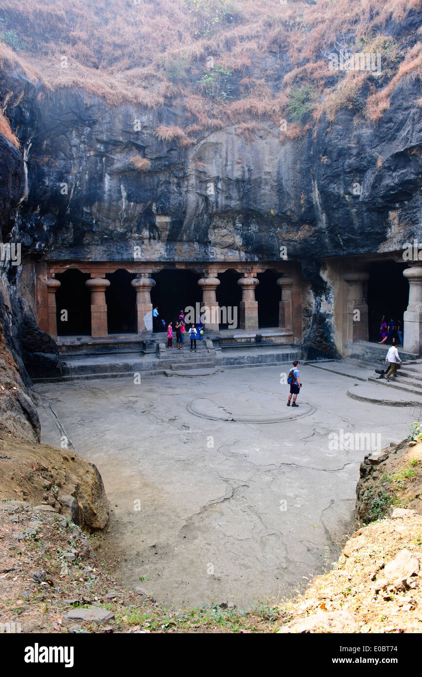 Isola Elephanta,Incisioni Rupestri,Templi, santuari,molto distrutto dal portoghese,Bambini Gite scolastiche,Bombay,Mumbai,l'India Foto Stock