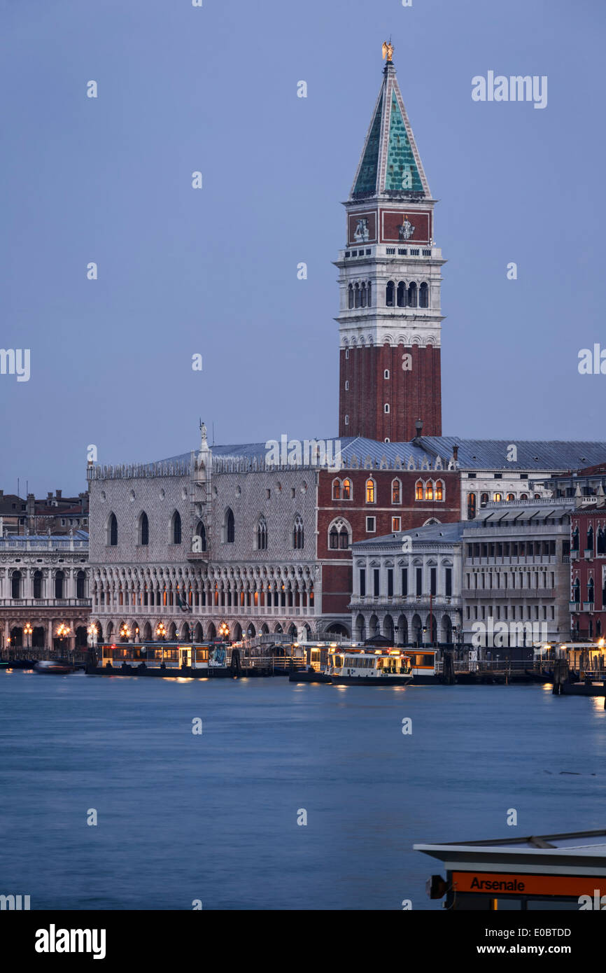 Il lungomare di Venezia con il Palazzo del Doge e il campanile di San Marco a Alba, Italia. Foto Stock