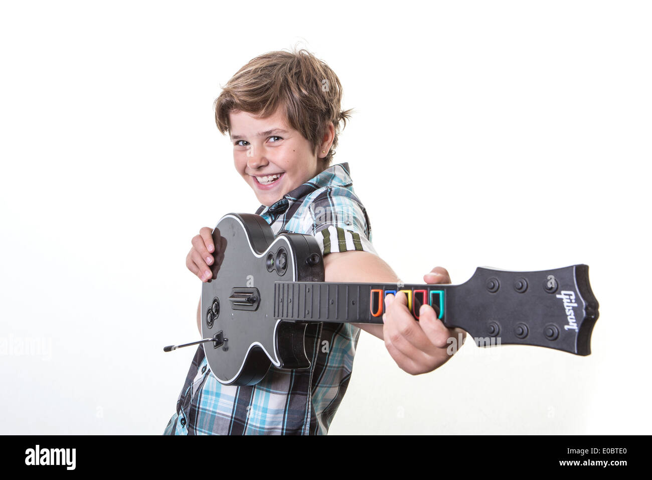 Ragazza che gioca una XBox chitarra Guitar Hero in un studio x-box guitar  hero III Sony Playstation guitar hero III Foto stock - Alamy
