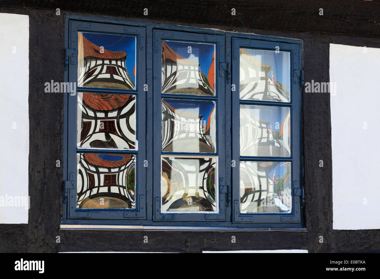 Caratteristico vecchio vetri delle finestre dettagli riflettenti casa con travi di legno in Ebeltoft, nello Jutland, Danimarca, Scandinavia, Europa Foto Stock