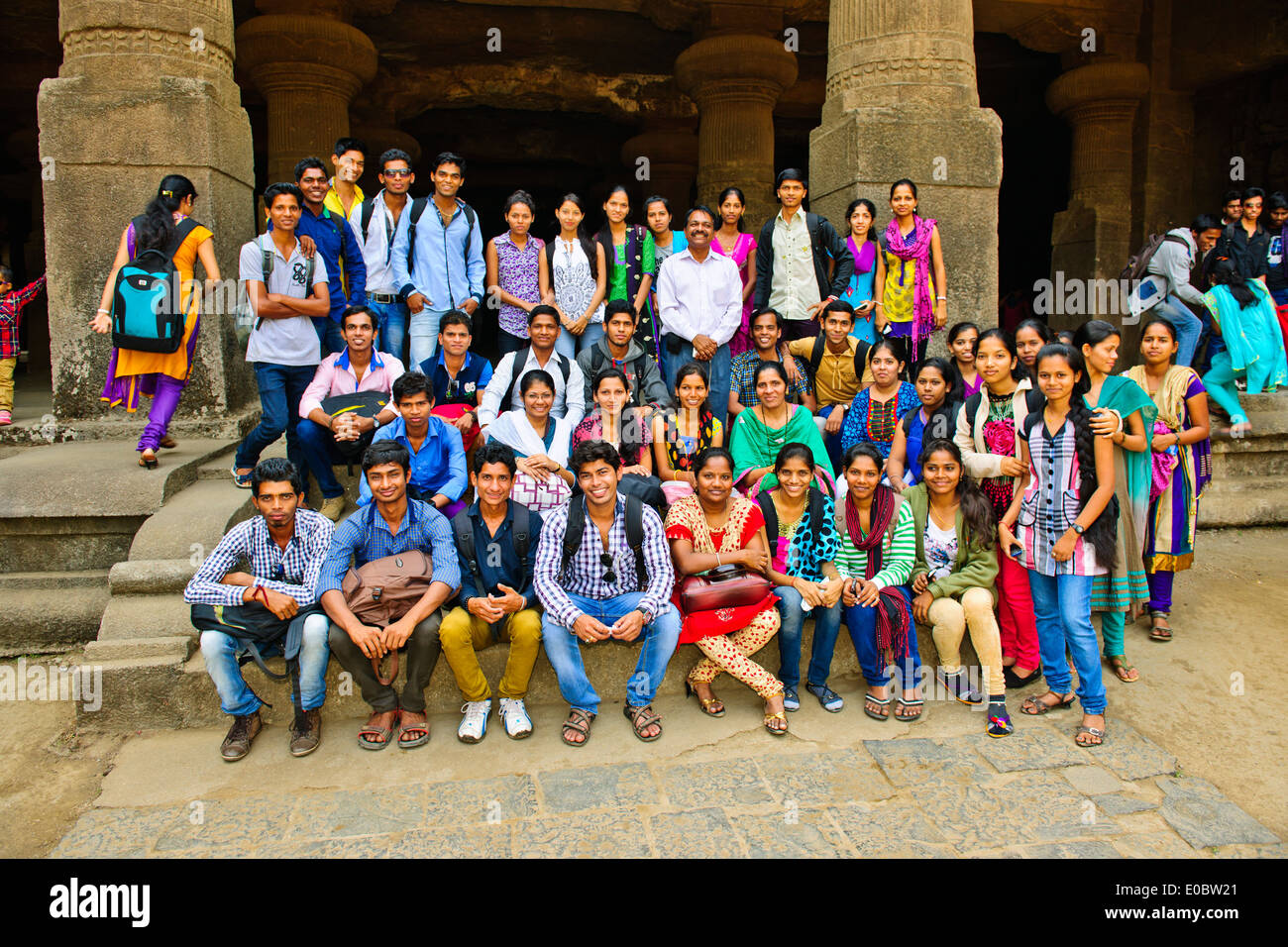 Isola Elephanta,Incisioni Rupestri,Templi, santuari,molto distrutto dal portoghese,Bambini Gite scolastiche,Bombay,Mumbai,l'India Foto Stock