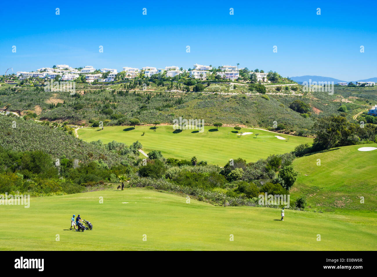 Gli amanti del golf giocare a golf o0n il fairway prima al Parque da Floresta golf Vale do poco Budens vicino salpe Algarve Portogallo Foto Stock