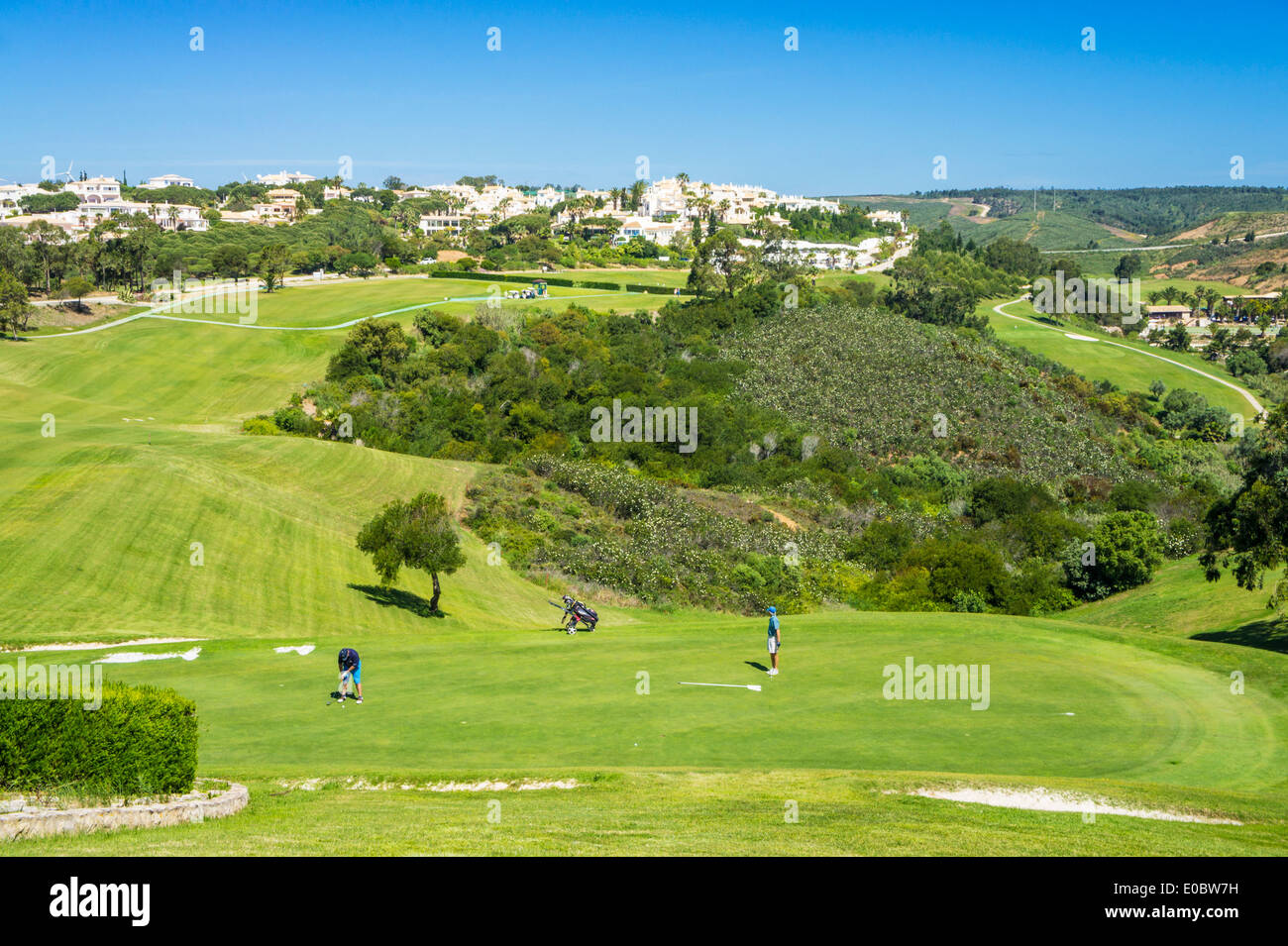 Guardando indietro al popolo la riproduzione del primo foro Parque da Floresta golf Vale do poco Budens vicino salpe Algarve Portogallo Foto Stock