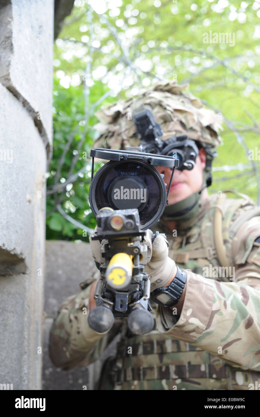 Quasi ogni soldato è ora dotato di visione notturna kit.,quasi ogni soldato è ora dotato di visione notturna kit. VIPER 2+ Foto Stock