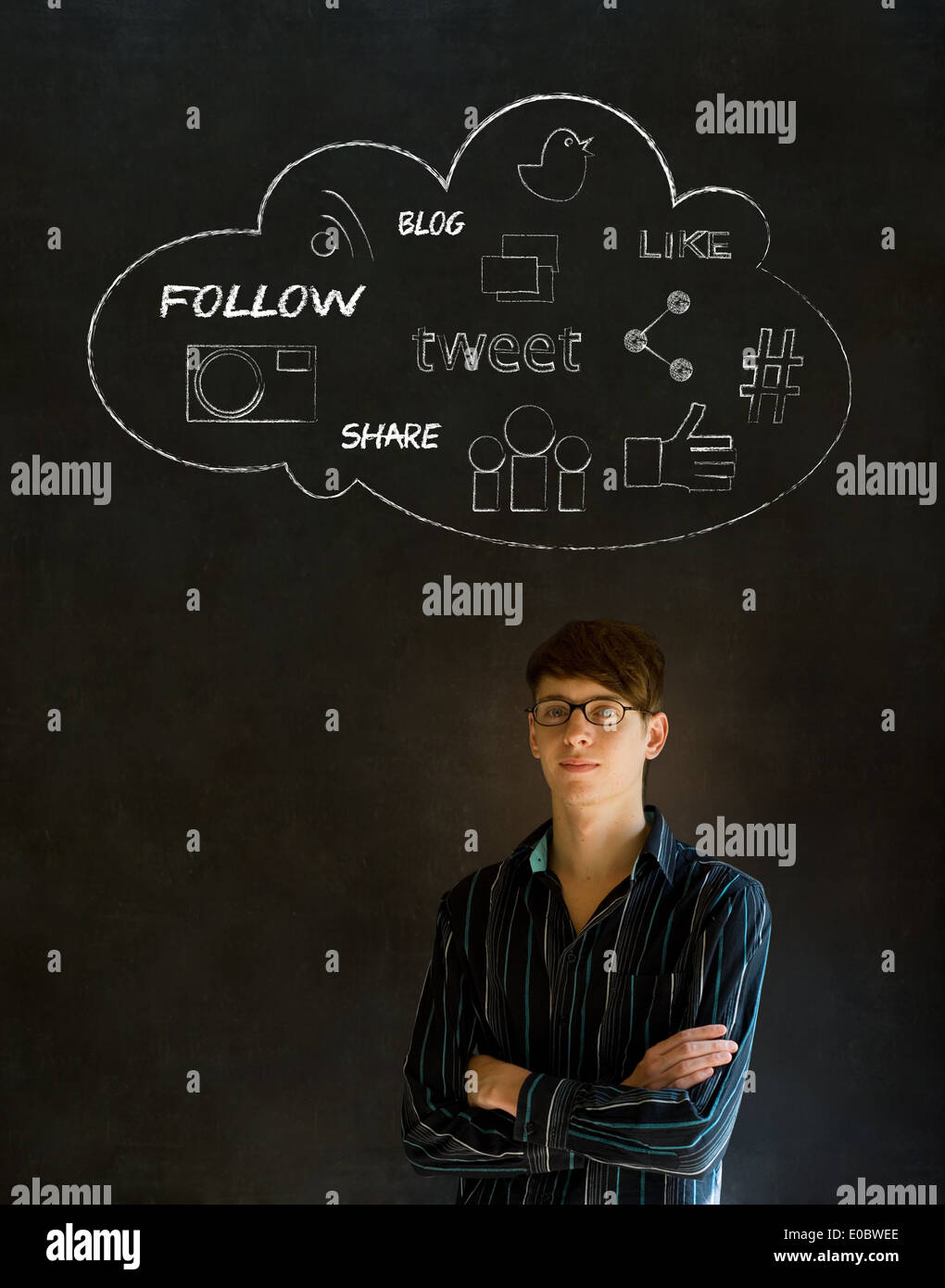 Imprenditore, studente o insegnante social media chalk concetto sfondo blackboard Foto Stock