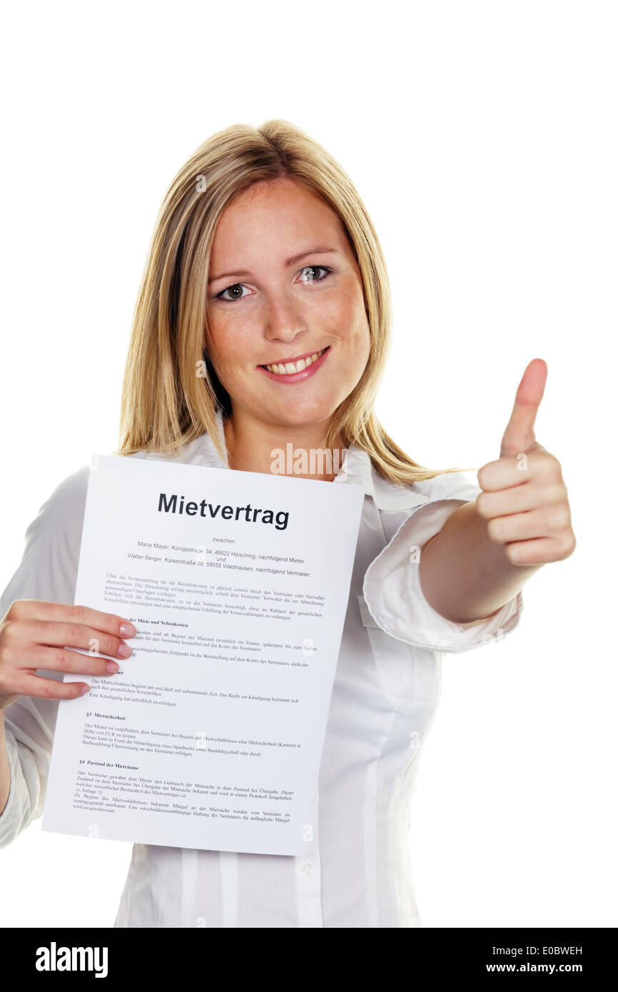 Una giovane donna ha concluso un contratto di noleggio con successo., Eine junge Frau hat einen Mietvertrag erfolgreich abgeschlossen. Foto Stock