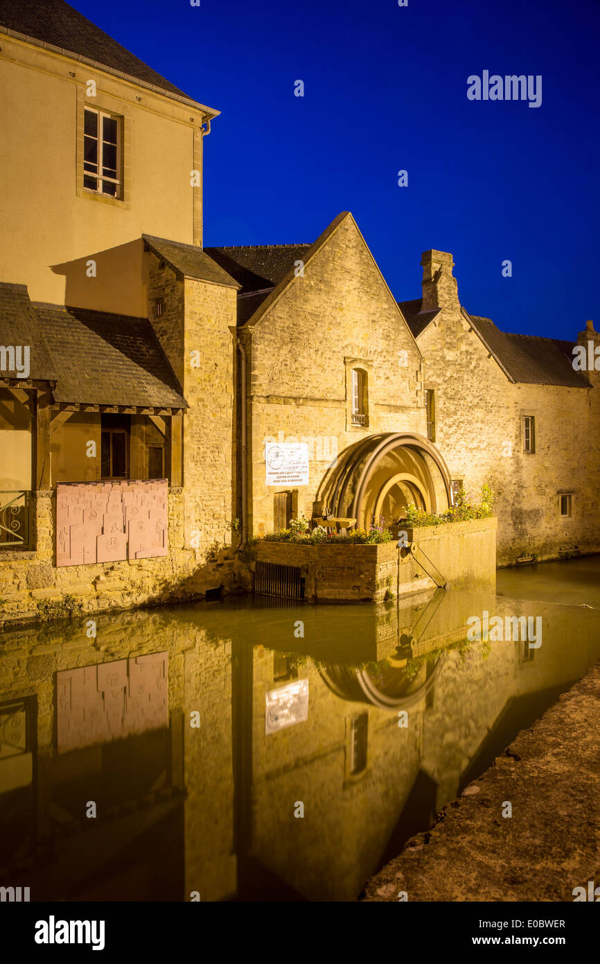 Vista del tramonto su il mulino lungo il fiume Weir e la città medievale di Bayeux, Normandia Francia Foto Stock
