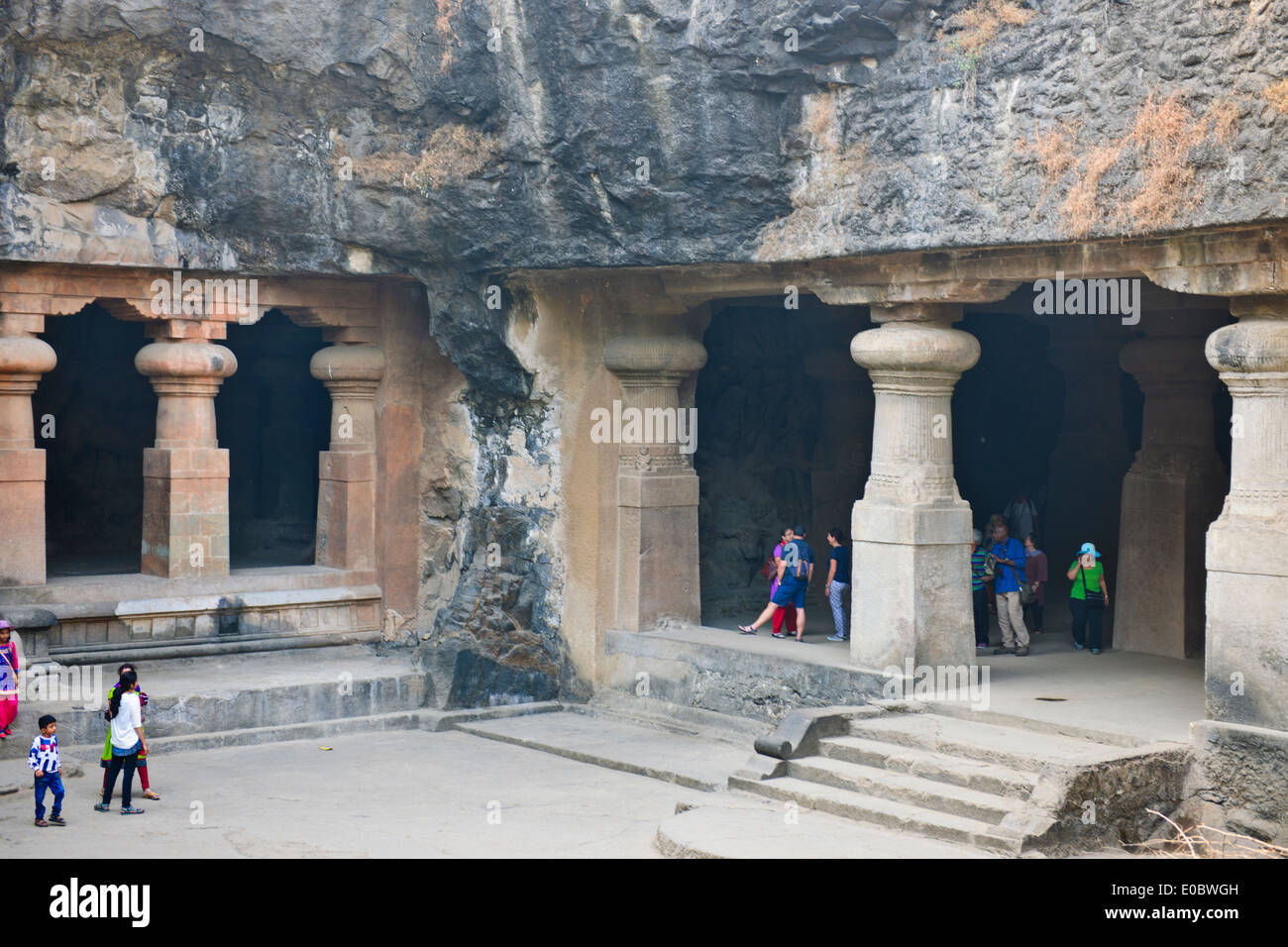 Isola Elephanta,Incisioni Rupestri,Templi, santuari,molto distrutto dal portoghese,Bambini Gite scolastiche,Bombay,Mumbai,l'India Foto Stock