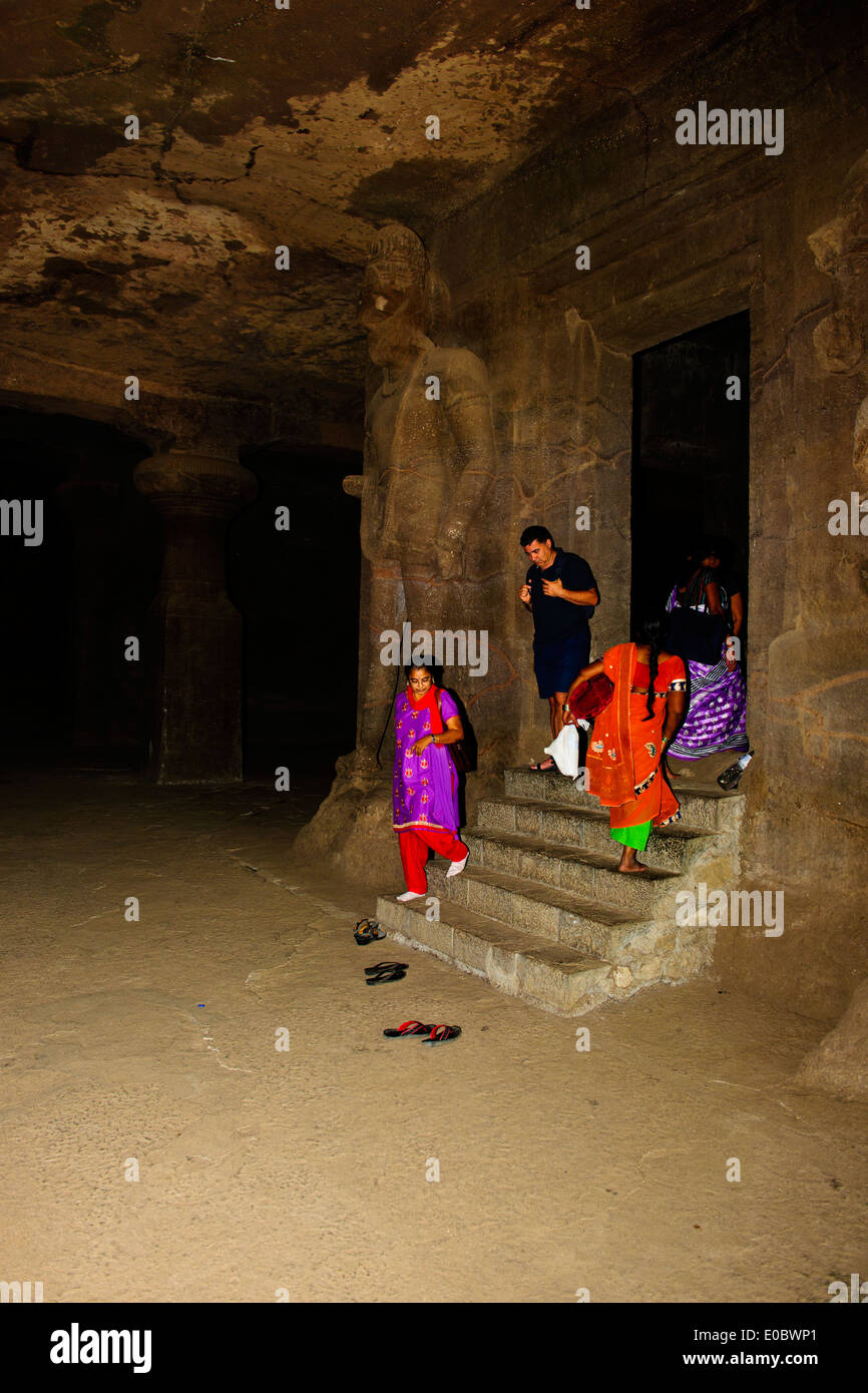 Isola Elephanta,Incisioni Rupestri,Templi, santuari,molto distrutto dal portoghese,Bambini Gite scolastiche,Bombay,Mumbai,l'India Foto Stock