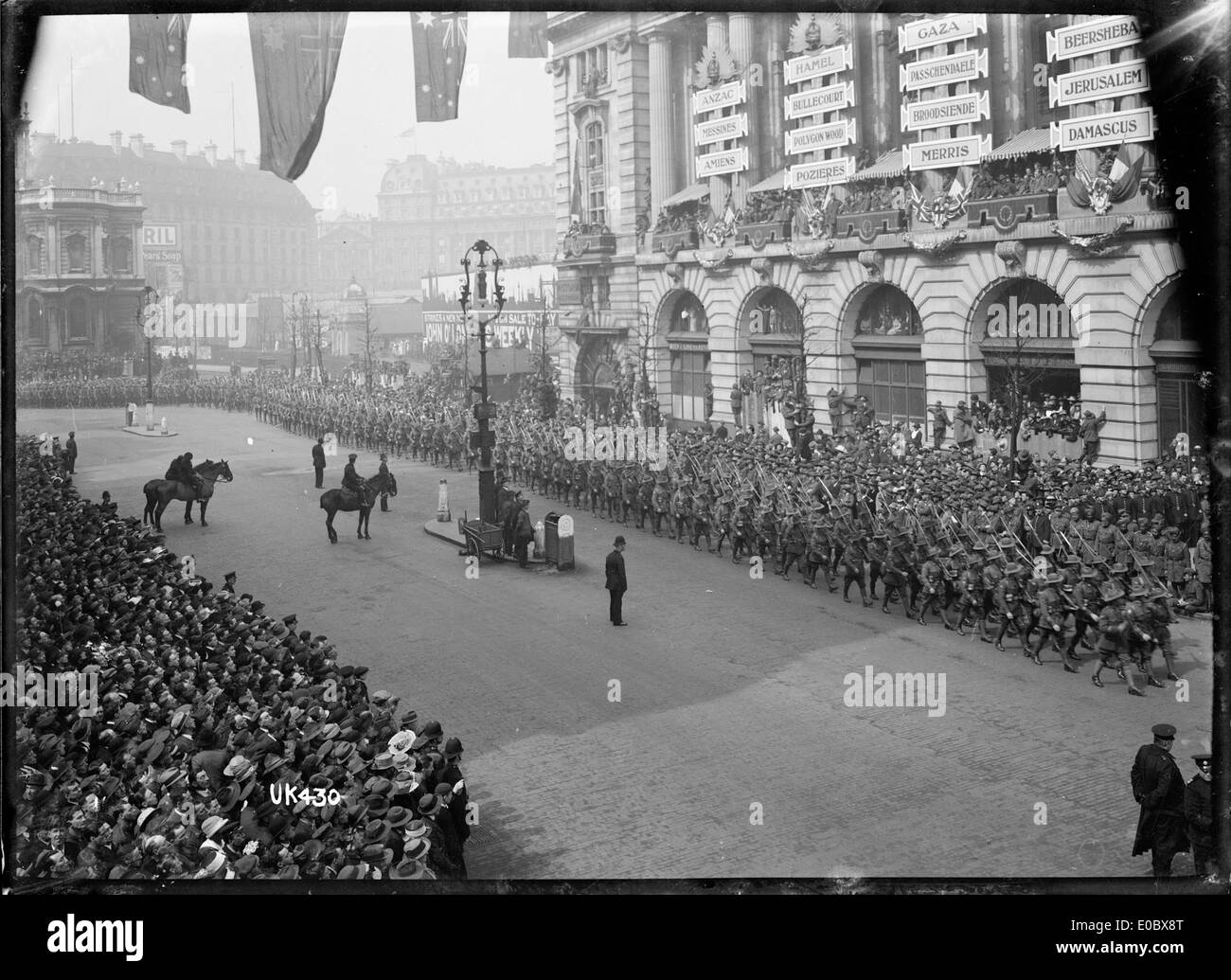 Questa fotografia mostra le truppe australiane che marciano attraverso Londra nel 1919, dopo il loro ritorno dalla prima guerra mondiale. L'evento segna la conclusione della guerra e il riconoscimento del contributo militare dell'Australia. Foto Stock