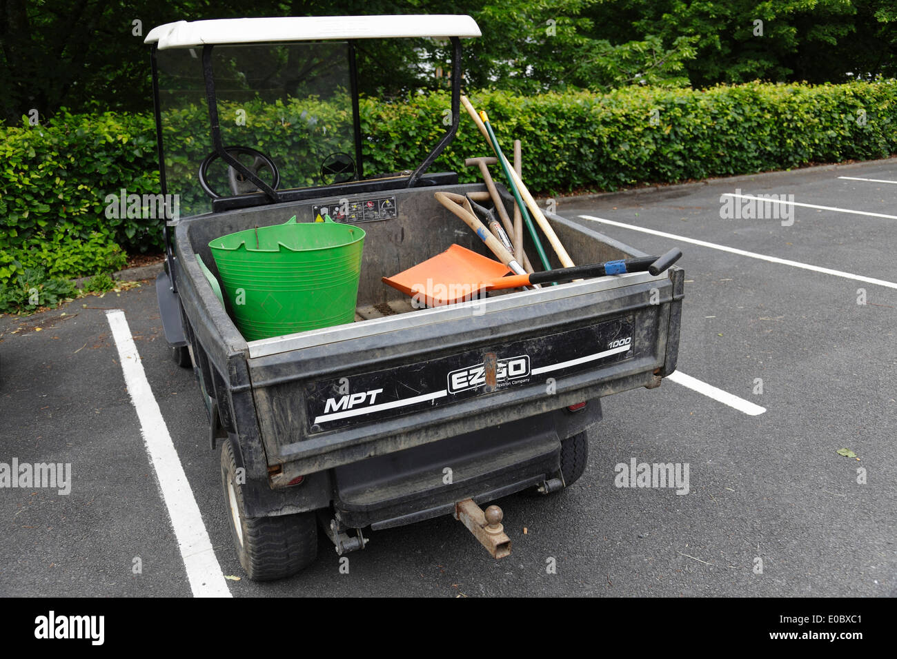 La parte posteriore di UN VEICOLO elettrico EZGO MPT 1000 utilizzato come piccolo autocarro per il giardinaggio, Inghilterra, Regno Unito Foto Stock