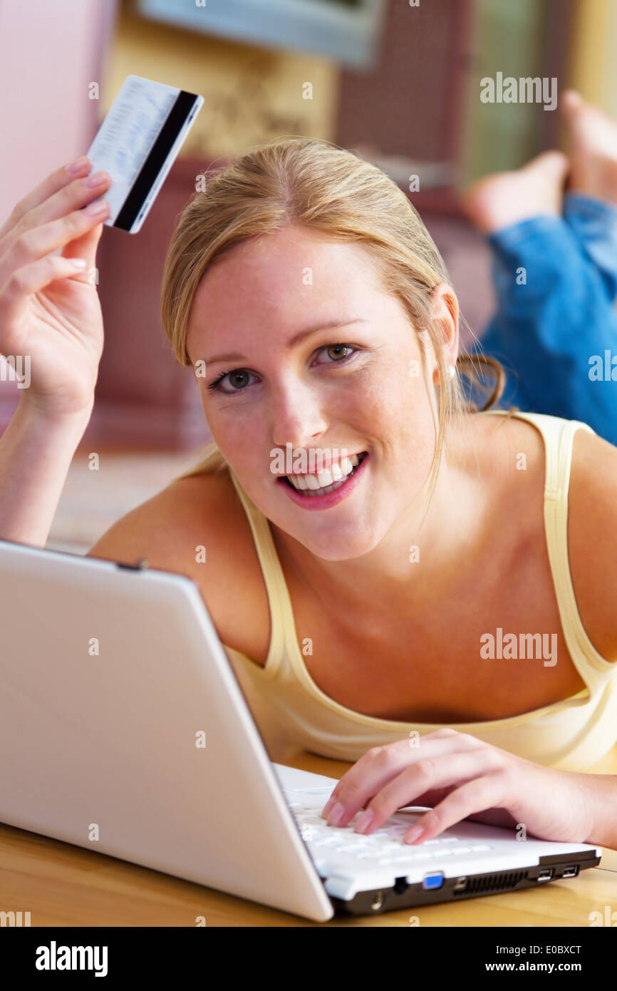 Donna con computer portatili e una carta di credito con il negozio Internet, Frau mit Computer laptop und Kreditkarte beim shopp Internet Foto Stock