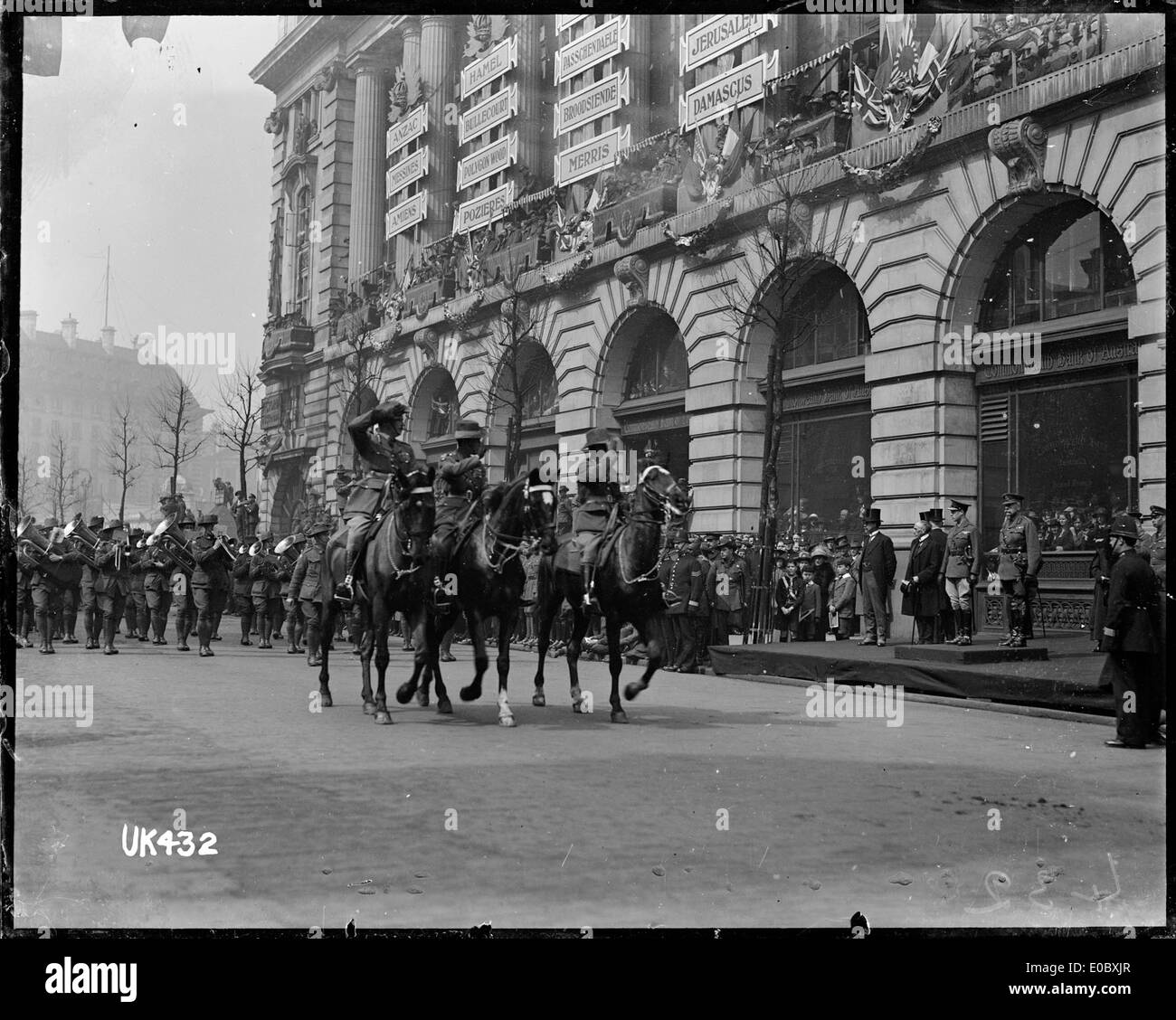 Montato di ufficiali e di un australiano banda militare su parade, London, 1919 Foto Stock