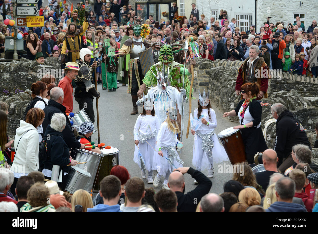 Il Green Man Festival a Clun nello Shropshire. Il verde uomo attraversa l'antico ponte dopo aver sconfitto il gelo Regina Foto Stock