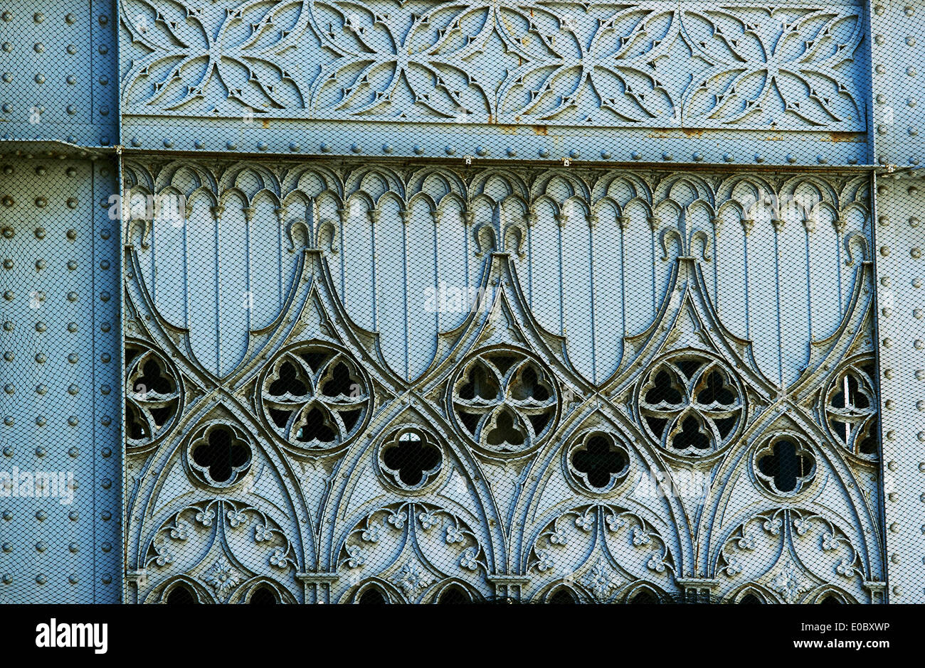 Dettaglio del neogotico ornato di elementi in ferro battuto di Elevador de Santa Justa Lisbona Portogallo Europa occidentale Foto Stock