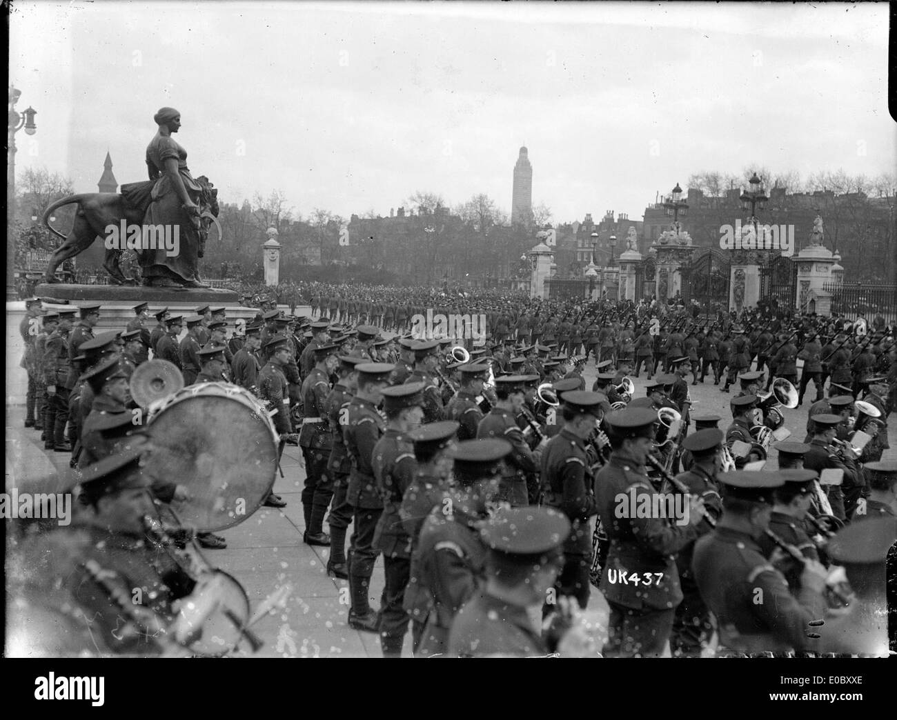 Questa immagine mostra le truppe neozelandesi che marciano oltre Buckingham Palace a Londra il 1° maggio 1919. Le truppe facevano parte di una parata di vittorie dopo la prima guerra mondiale, simboleggiando il coinvolgimento della nuova Zelanda nella guerra. Foto Stock