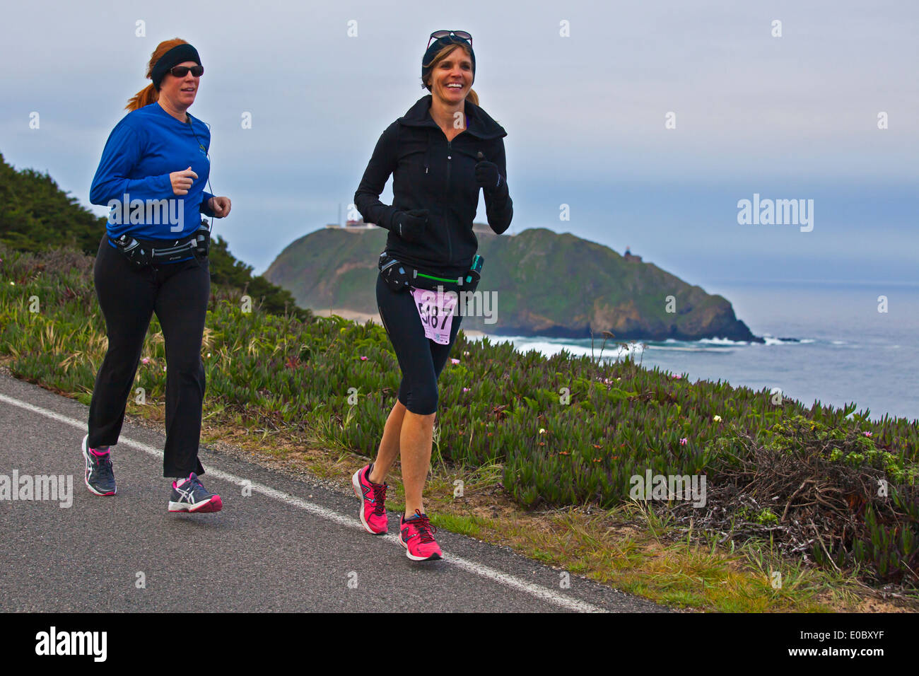 Guide su autostrada 1 partecipare nel 2014 Big Sur Marathon - Big Sur, CALIFORNIA Foto Stock