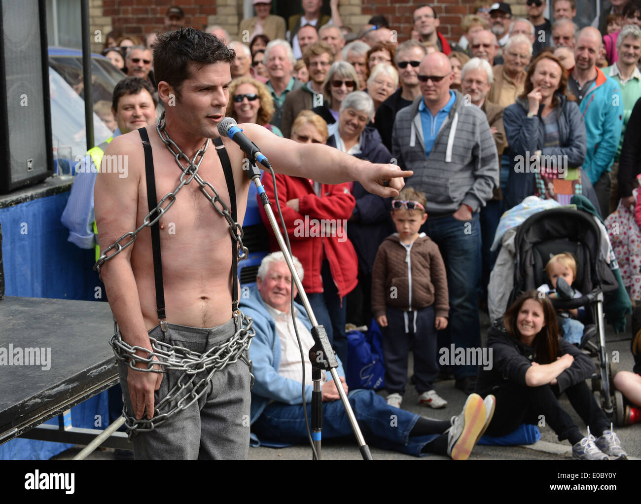 Escapologist un J James Street performer e escapologist effettuando al Green Man Festival a Clun nello Shropshire Foto Stock
