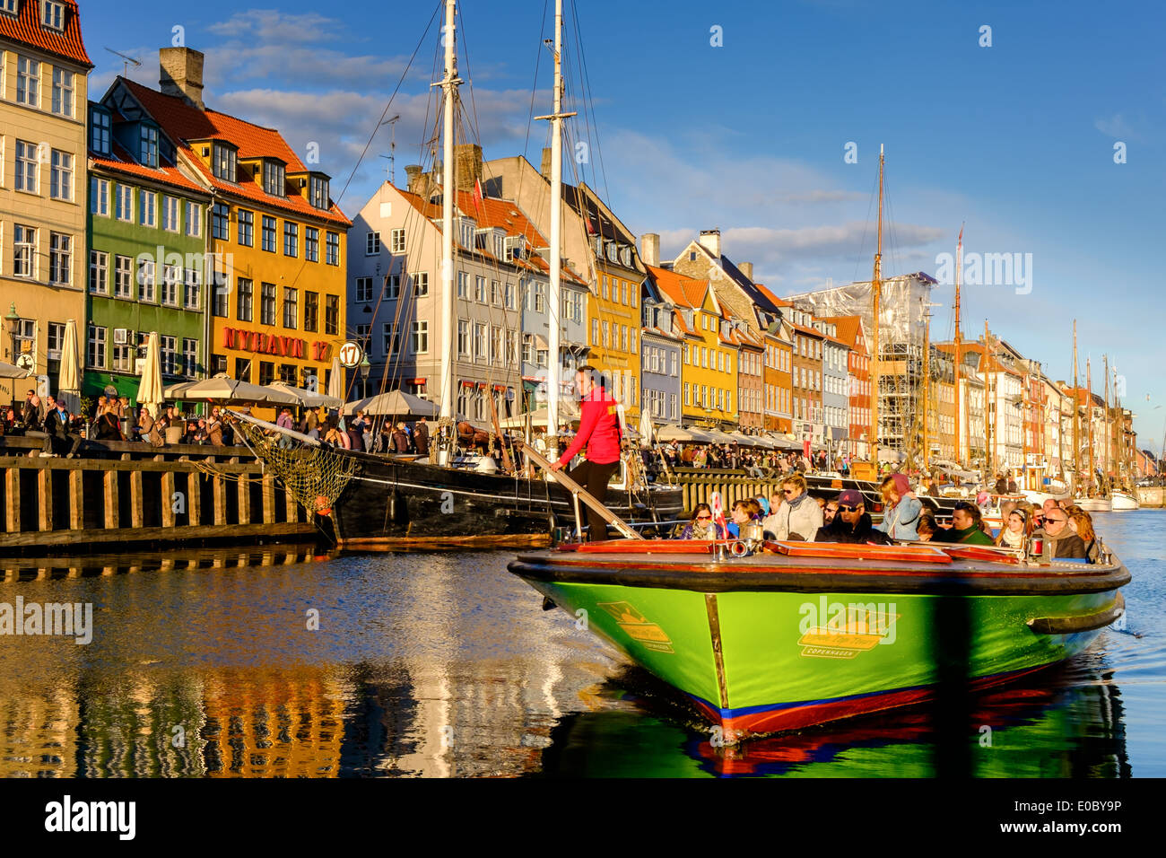 Escursione in barca, Nyhavn canal, Copenhagen, Danimarca Foto Stock