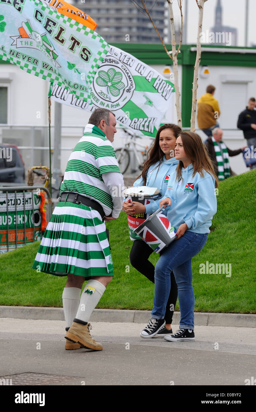 A Scottish Football sostenitore indossando verde e bianco hooped kilt e top club. Foto Stock