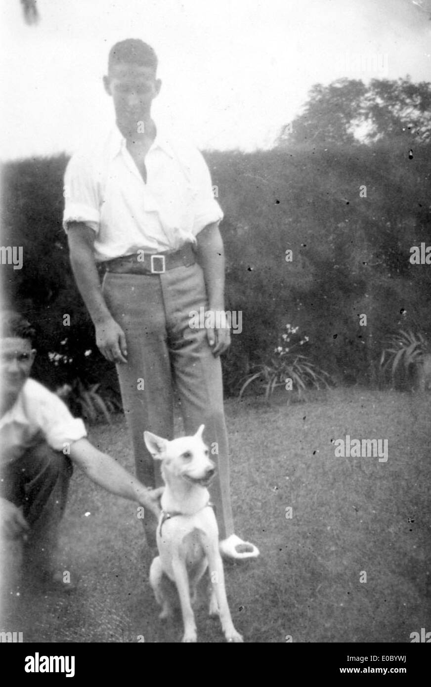 Questa foto mostra due marinai non identificati di HMAS Sydney, catturati nel giardino della casa della famiglia Dowse. L'immagine ricorda il giorno della memoria, commemorando i contributi dei soldati durante la guerra. Foto Stock