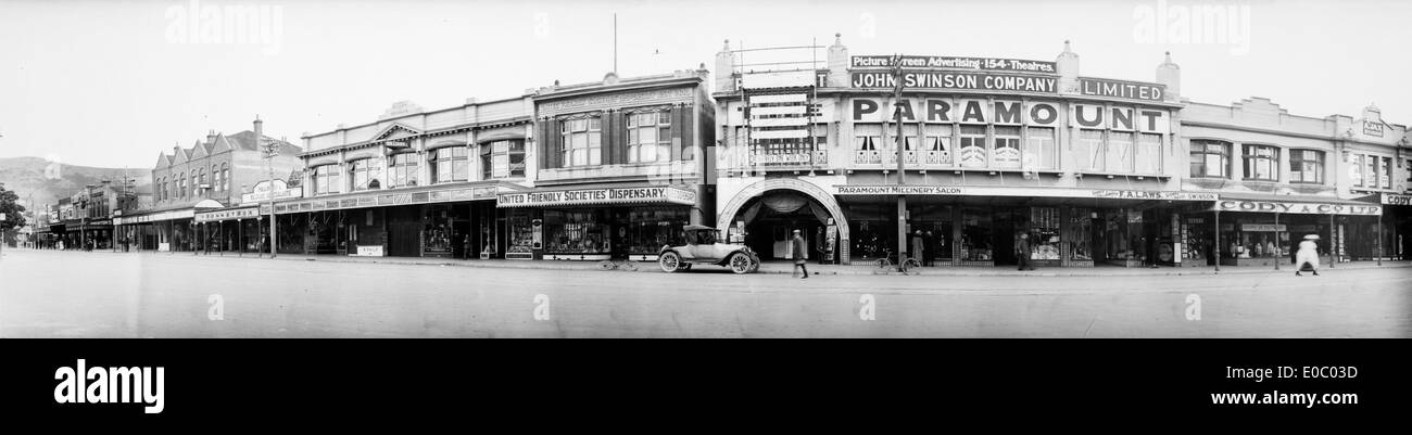 Una fotografia panoramica di Courtenay Place a Wellington, nuova Zelanda, scattata il 22 febbraio 1923. L'immagine mette in evidenza il paesaggio urbano, con edifici di rilievo e lo United Friendly Societies Dispensary sullo sfondo. Foto Stock