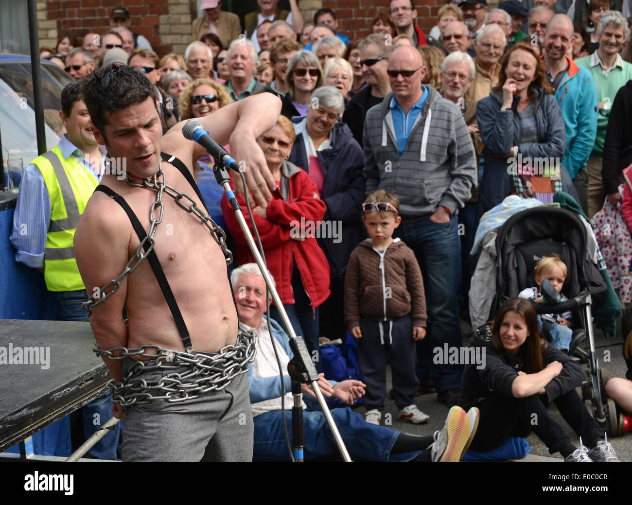 Escapologist un J James Street performer e escapologist effettuando al Green Man Festival a Clun nello Shropshire Foto Stock
