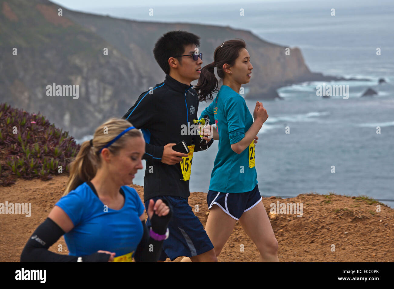 Guide su autostrada 1 partecipare nel 2014 Big Sur Marathon - Big Sur, CALIFORNIA Foto Stock
