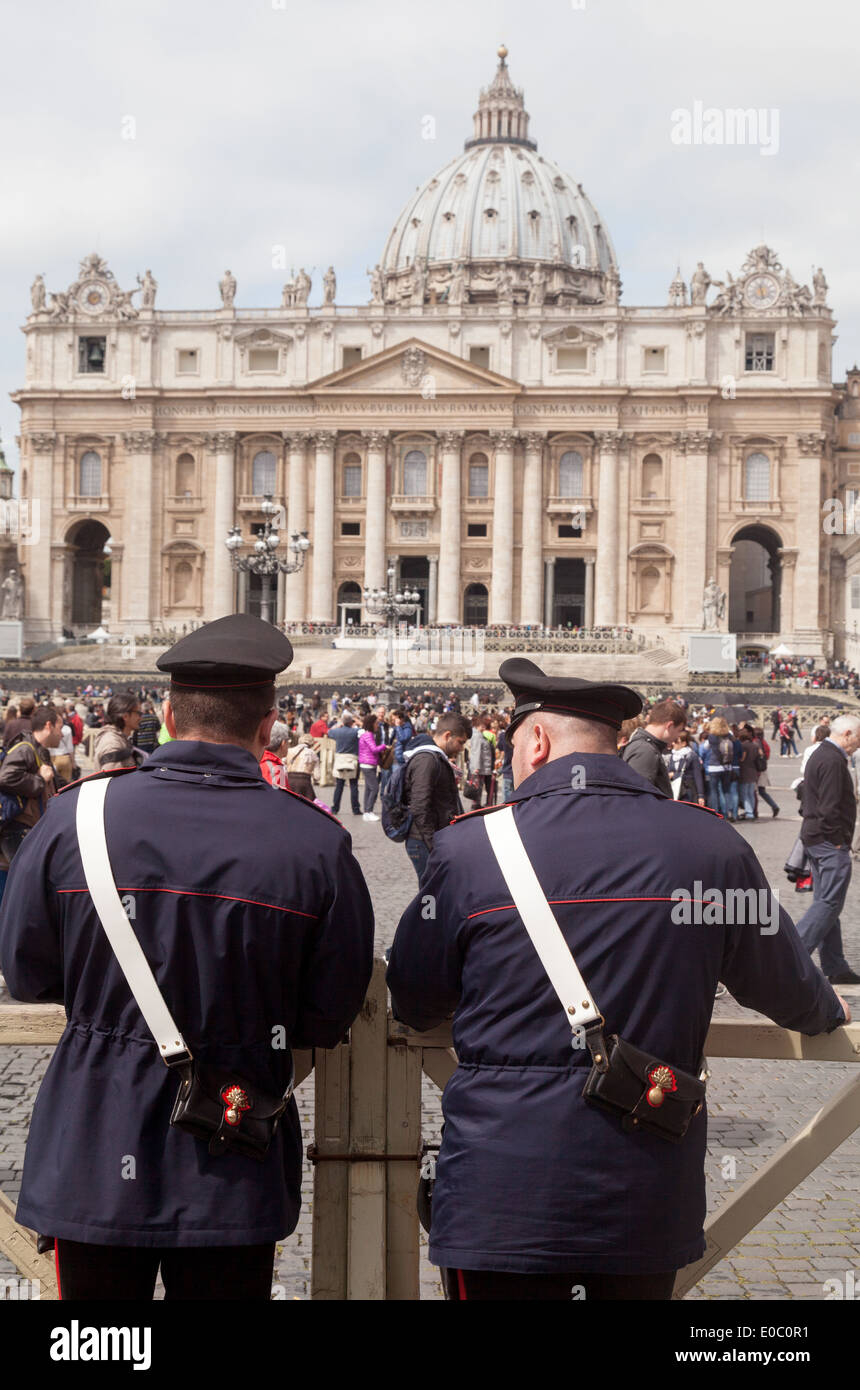 Due membri dei Carabinieri italiani o di polizia militare all'ingresso della Città del Vaticano, Roma Italia Foto Stock