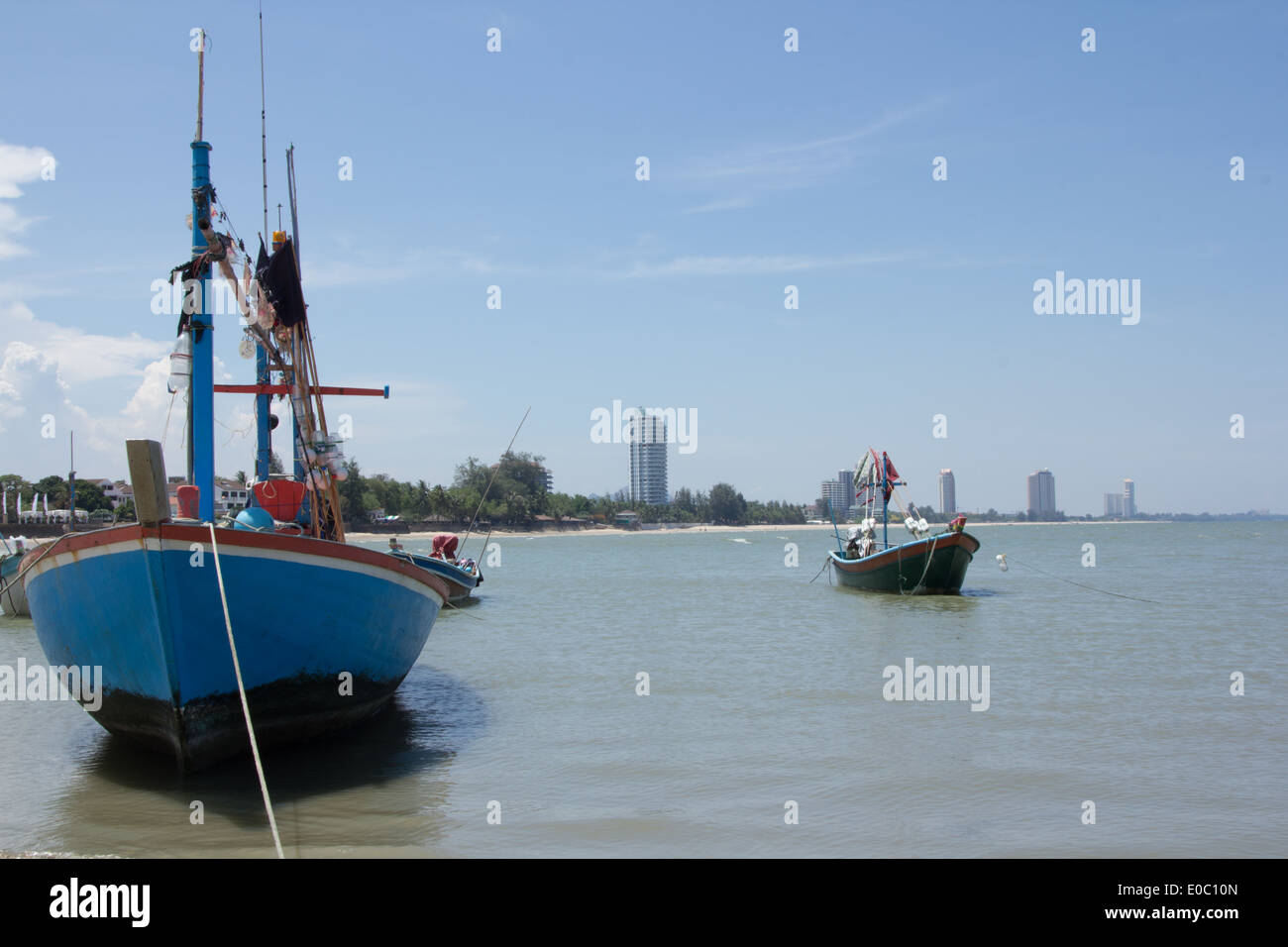 Barca sul mare blu in Thailandia Foto Stock