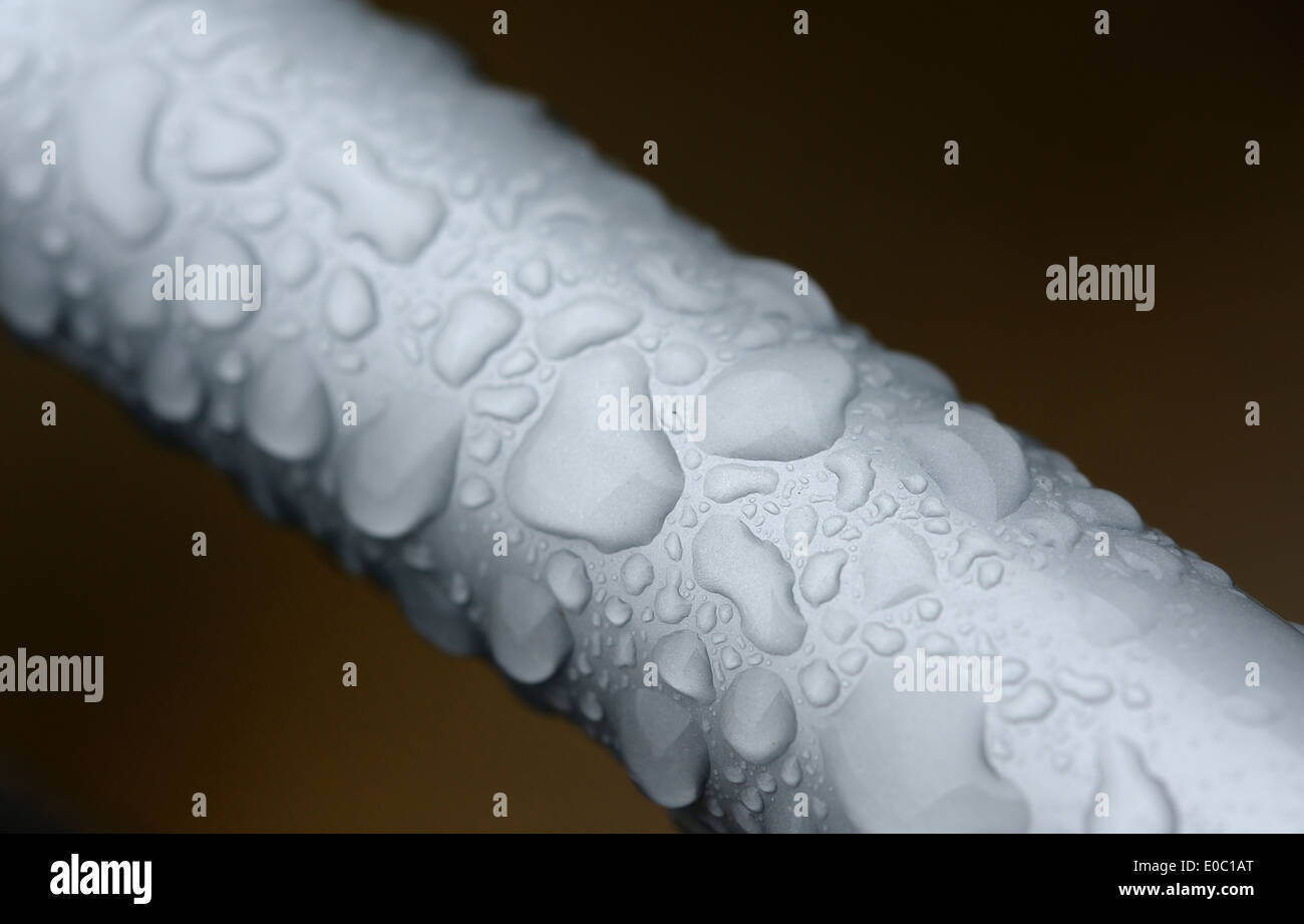 Le gocce di pioggia su un cromo barra colorata Foto Stock