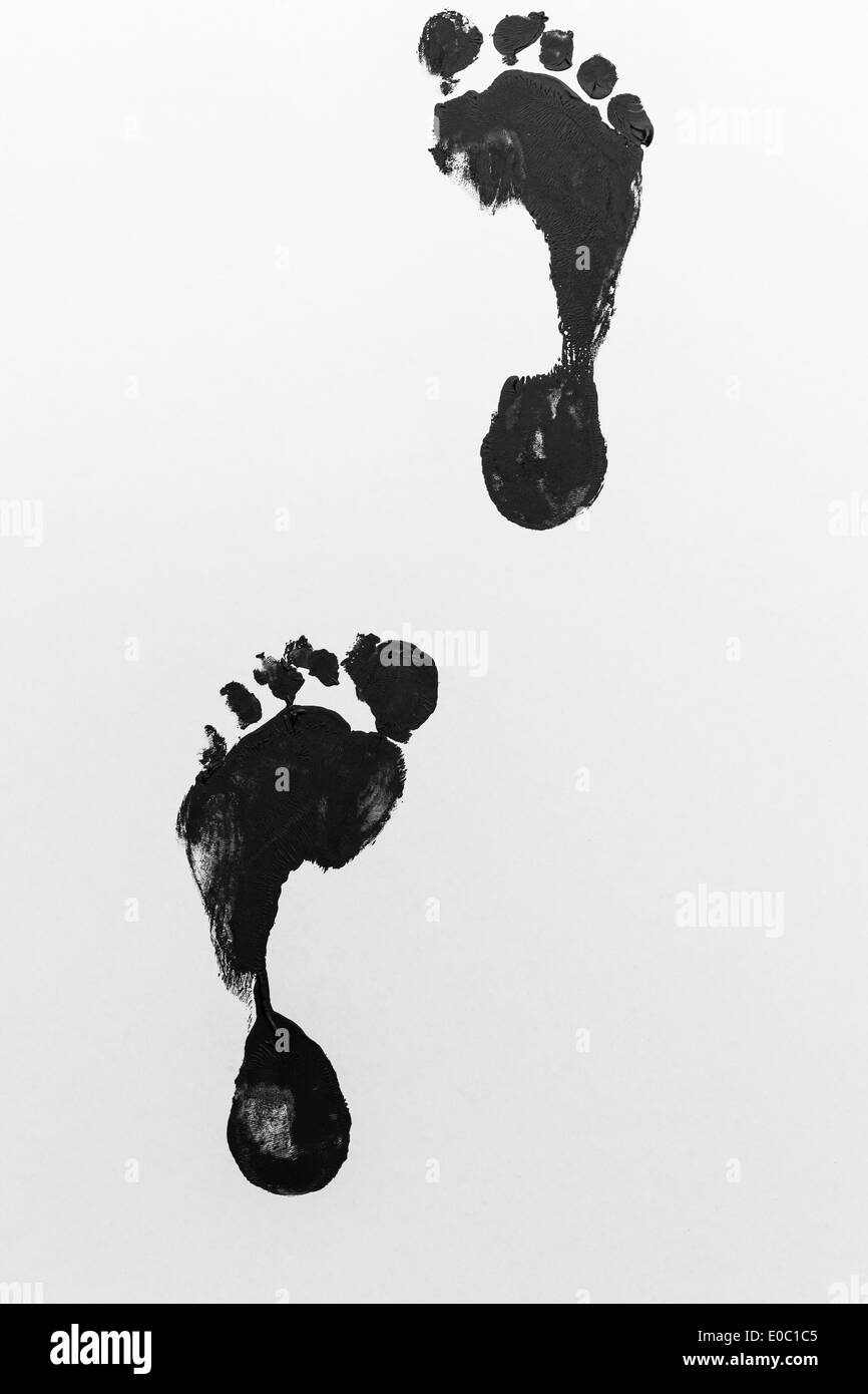 Footprints umano nella vernice nero su bianco Foto Stock