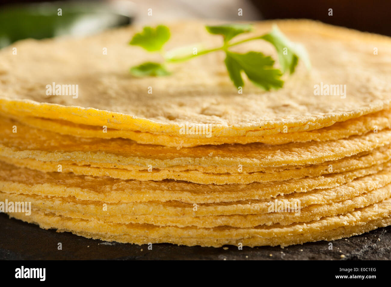 Pila di casalinghe tortilla di mais su uno sfondo Foto Stock