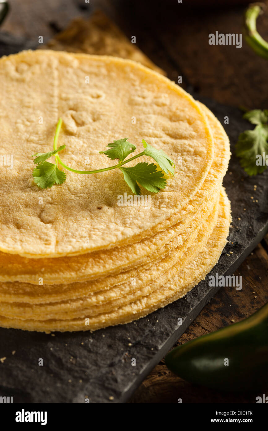 Pila di casalinghe tortilla di mais su uno sfondo Foto Stock