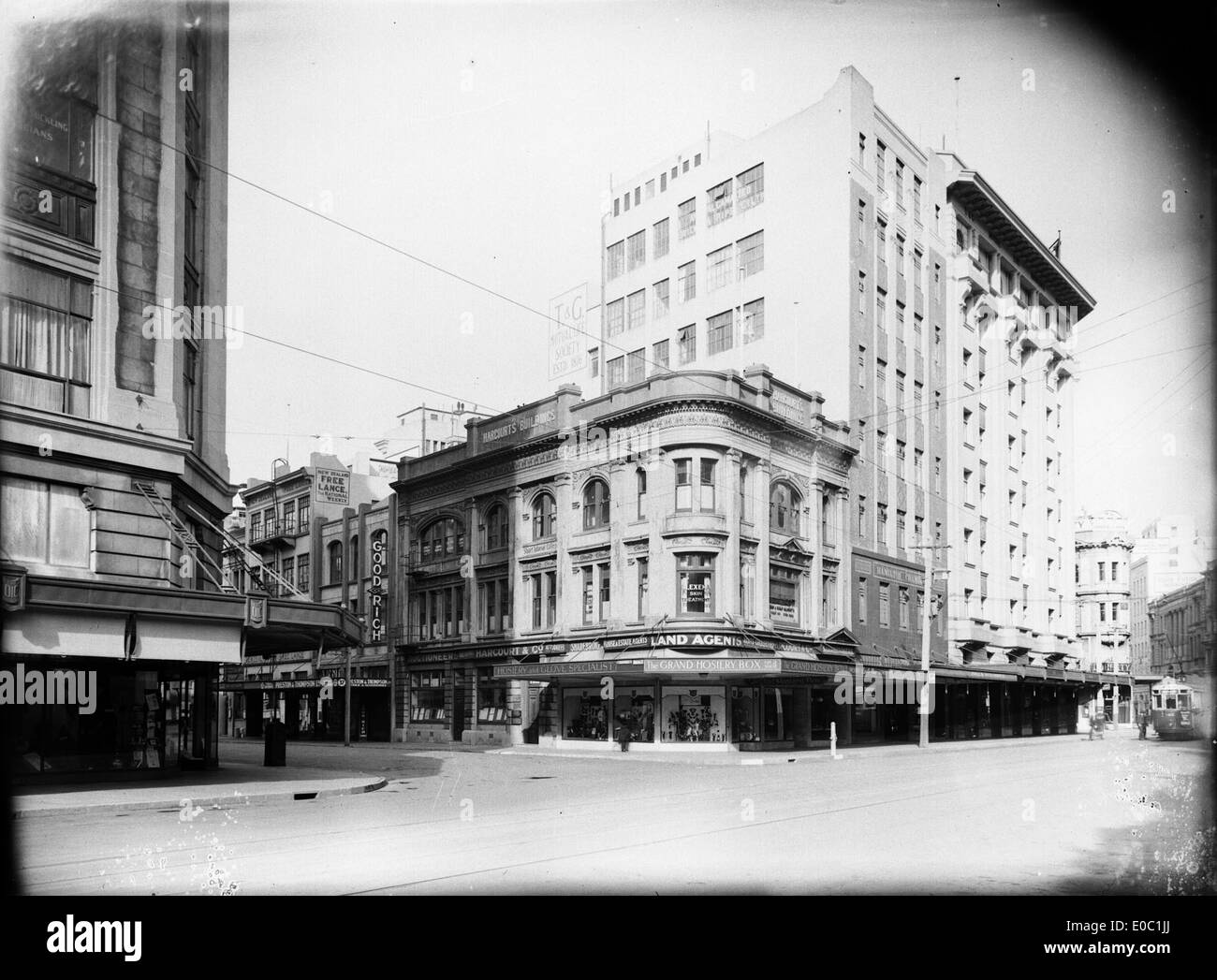Un'immagine in bianco e nero degli anni '1930 che mostra l'angolo tra Panama Street e Lambton Quay a Wellington, nuova Zelanda, catturando il paesaggio stradale della città durante quell'epoca. Foto Stock