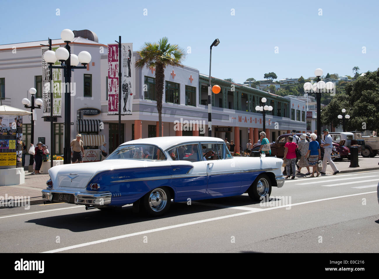 Napier centro città Isola del nord della Nuova Zelanda Art Deco weekend un evento annuale. Classico auto Chevrolet Bel Air vecchia parata americana Foto Stock