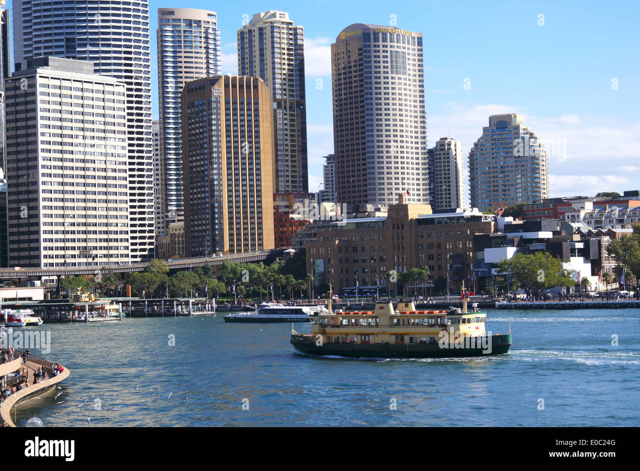 Molo circolare di Sydney e porto di Sydney con vista sui grattacieli degli uffici del centro città, New South Wales, Australia Foto Stock
