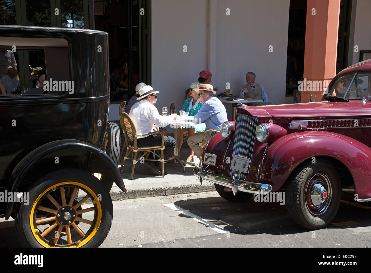 Art Deco nel weekend di Napier, Nuova Zelanda visitatori e da pranzo classiche auto parcheggiate fuori l'Hotel Massonico Foto Stock