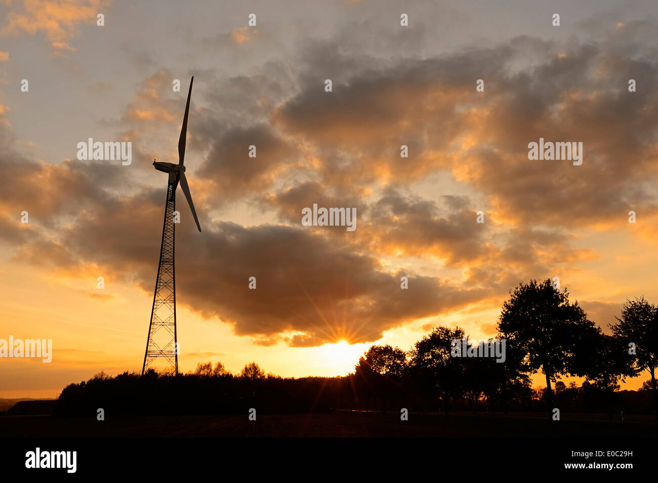 Turbina eolica al tramonto, Nord Reno-Westfalia, Germania Foto Stock