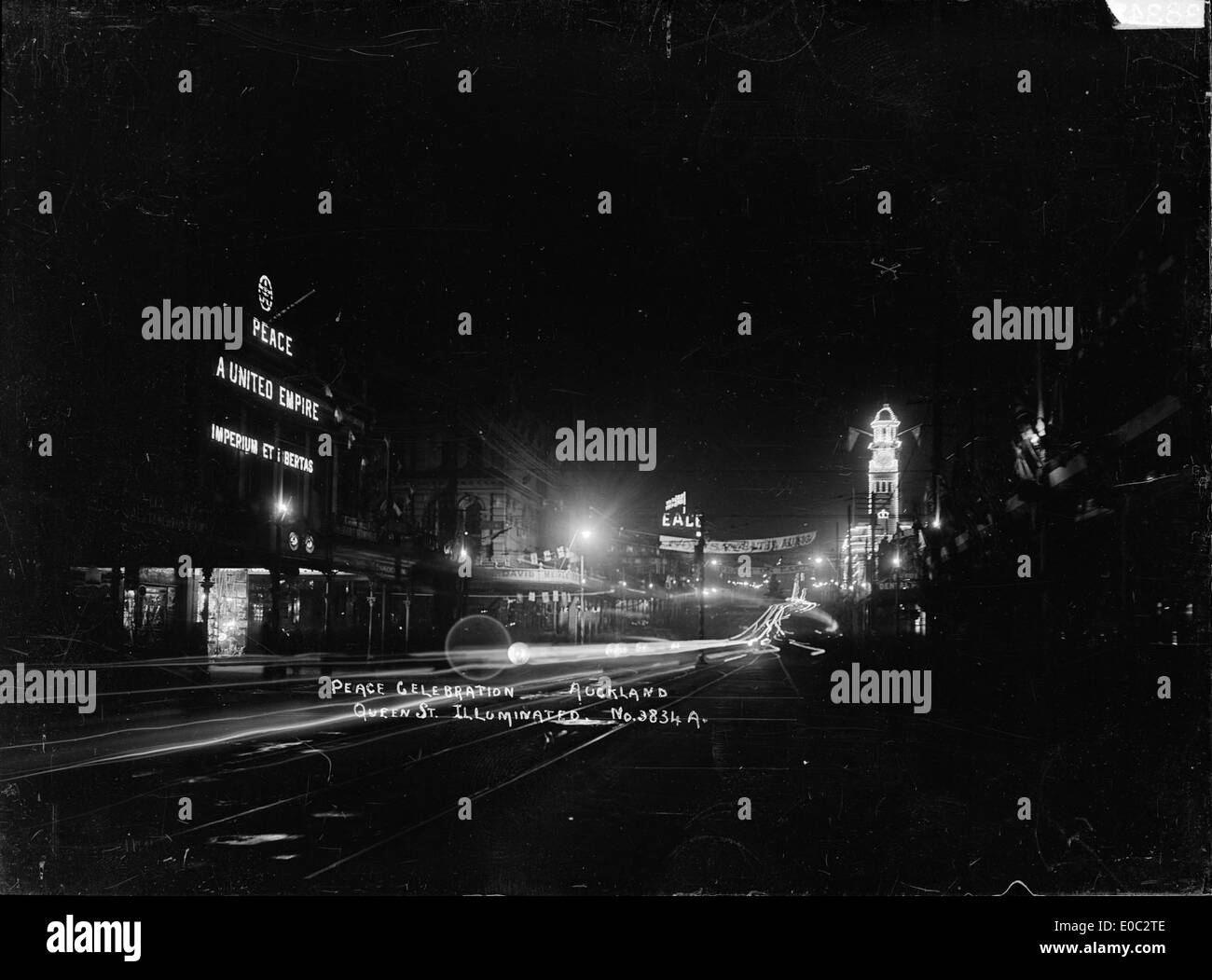 Queen Street, Auckland, illuminata a festa della pace dopo la guerra mondiale I, 1918 Foto Stock