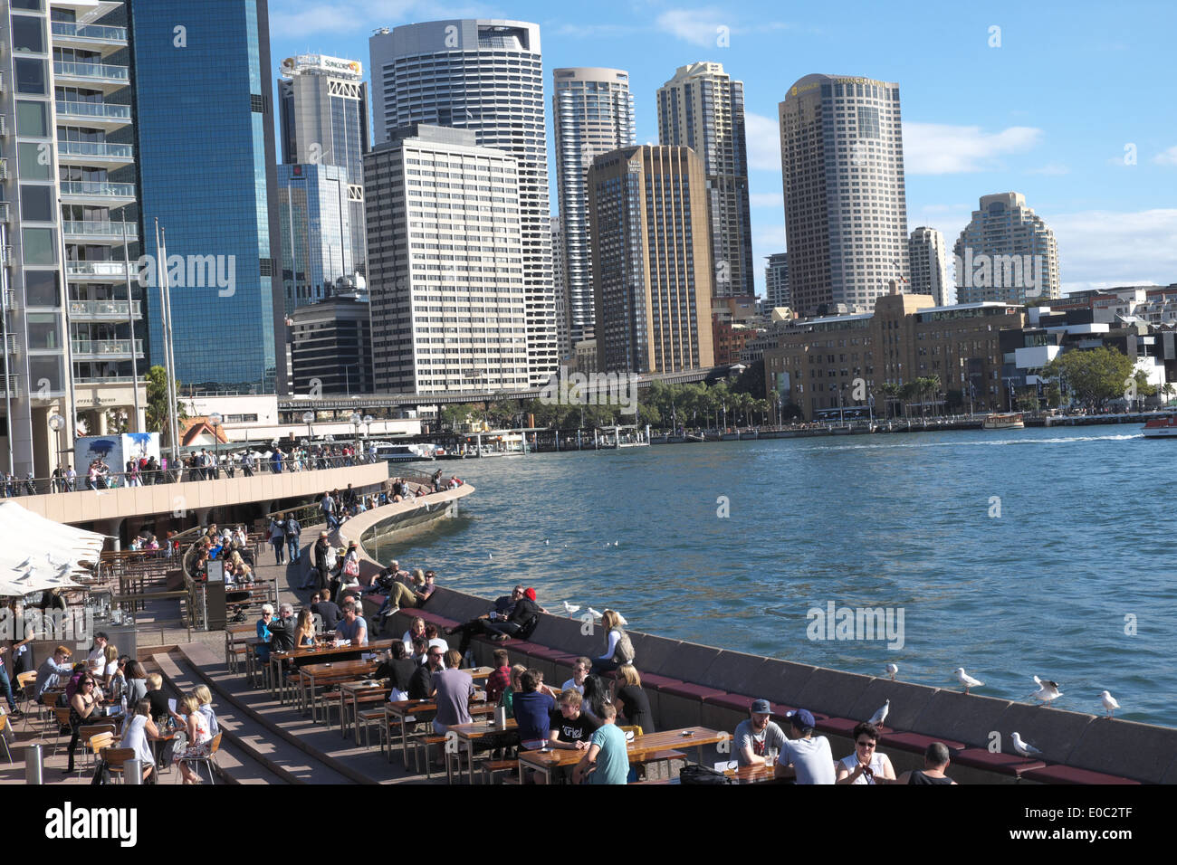 Molo circolare di Sydney e porto di Sydney con vista sui grattacieli degli uffici del centro città, New South Wales, Australia Foto Stock