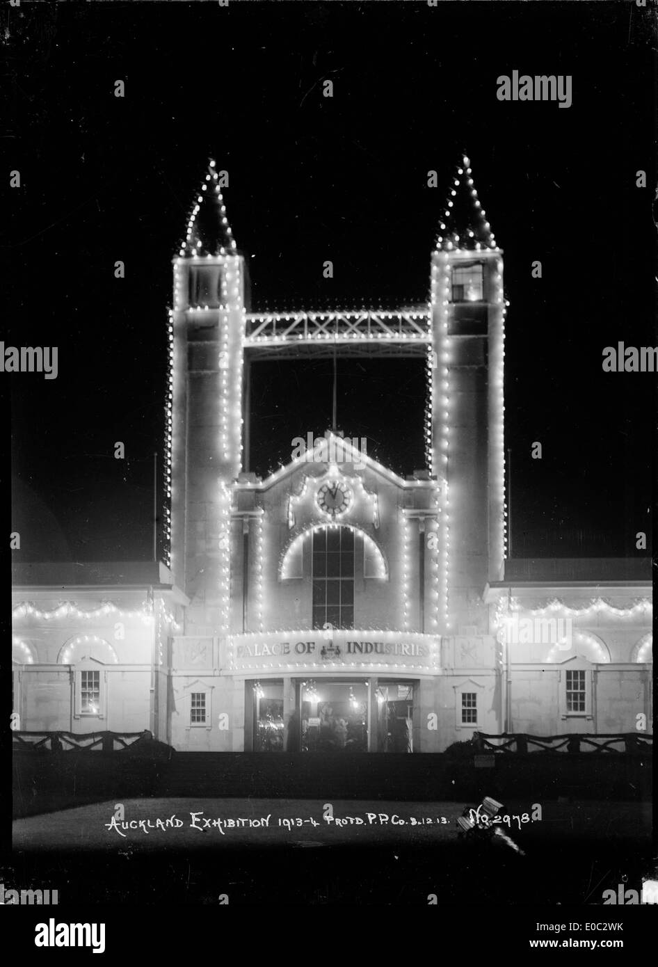 Il Palazzo delle industrie e le sue torri illuminate durante l'esposizione di Auckland nel 1913. Questa vista notturna mette in risalto la grandezza e la bellezza architettonica degli edifici. Foto Stock
