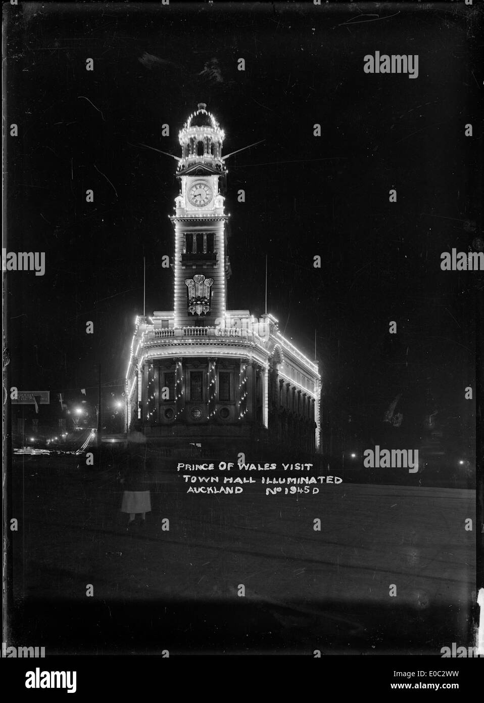 Una vista del Municipio di Auckland di notte, illuminato per celebrare la visita del Principe di Galles nel 1920. L'immagine mostra la grandezza dell'edificio e l'atmosfera festosa che circonda l'evento. Foto Stock
