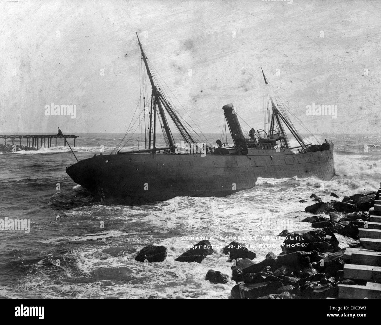 Il 30 ottobre 1908, la nave a vapore "Hawea" si arenò all'ingresso del fiume Grey a Greymouth, nuova Zelanda. L'incidente si è verificato durante una tempesta, provocando un naufragio. La nave faceva parte della flotta della Union Steamship Company. Foto Stock